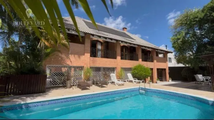 Casa charmosa com espaços verdes, piscina e 7 dormitórios à venda, 767 m² por R$ 4.200.000