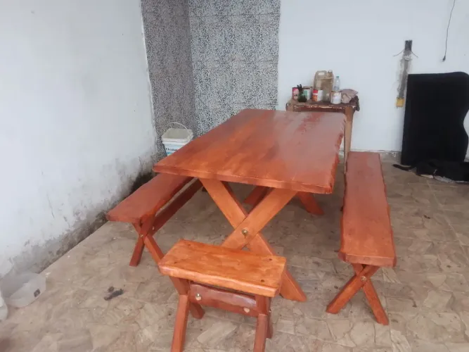 Linda mesa rústica de madeira, ideal para área gourmet, varanda, churrasqueira