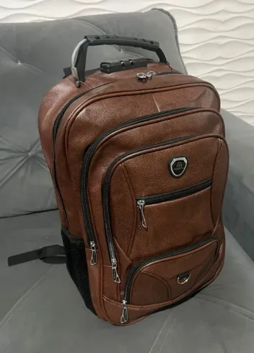 Mochila marrom de couro grande com cadeado incluso com várias repartição