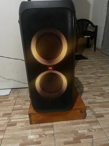 Caixa de som JBL 310 em ótimo estado de conservação.