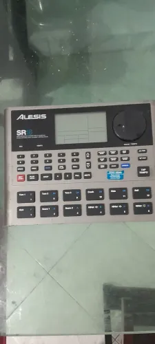 BATERIA ELETRÔNICA ALESIS SR 18 COM PEDAIS E FONTE