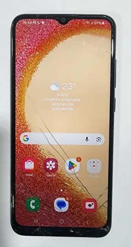 Celular A04e 64 gigas com tela trincada mas funcionando tudo vlr 120,00
