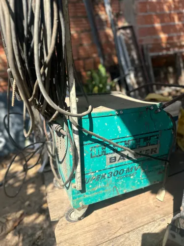 Estou vendendo essa máquina de solda em boas condições acompanha os cabos.