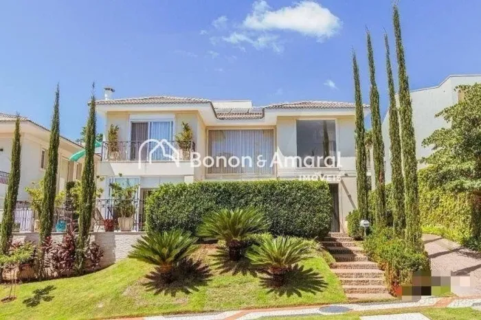 Casa de Condomínio com 315 m², 3 quartos e 6 banheiros.