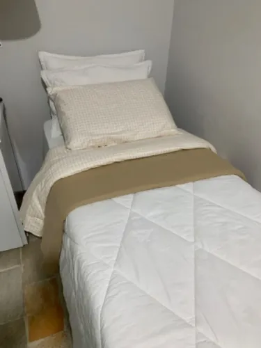Vendo cama box de solteiro