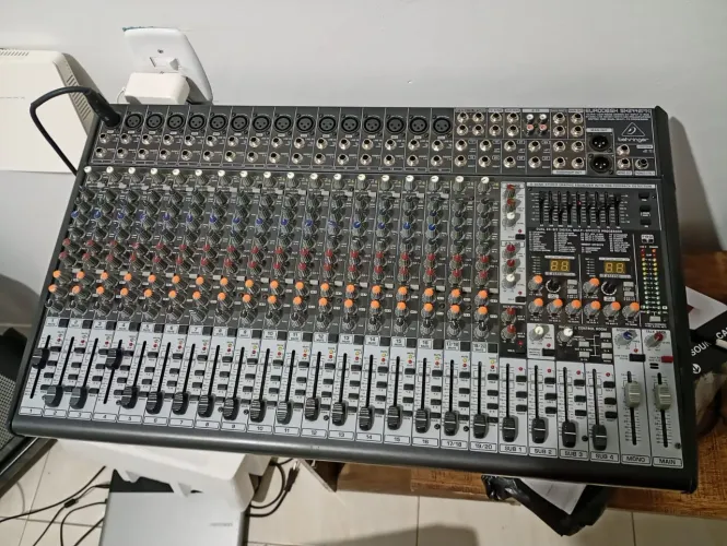 Mesa de Som Beringher SX2442FX efeito duplo
