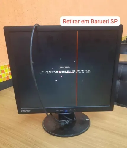 Monitor de 15 infoway linha vermelha na tela vga