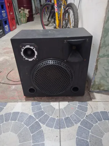 Caixa de som pra carro, baratinho leia e aproveite.