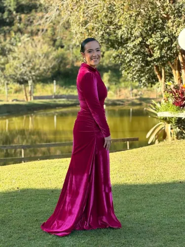 Vestido marsala em veludo cristal