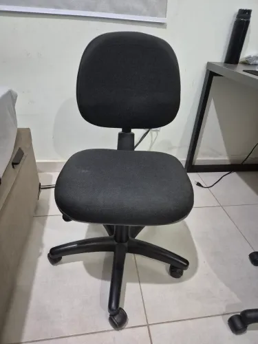 Cadeira de escritório giratória com regularem de encosto e assento