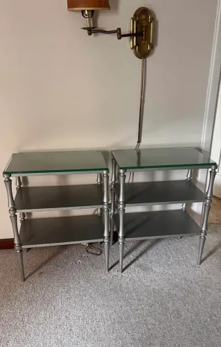 Conjunto de duas mesas laterais com design sofisticado e prateleiras. Tampo em vidro