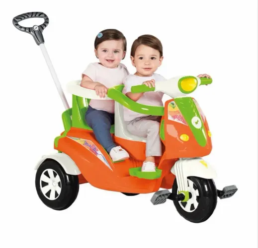 Triciclo para gêmeos