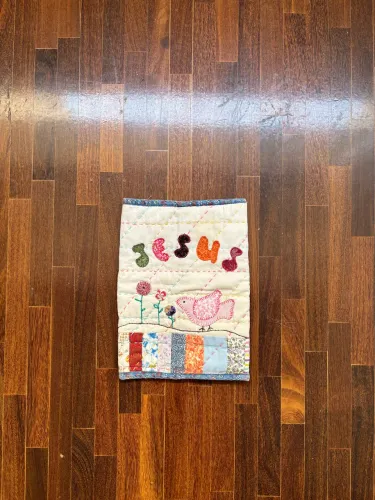 Porta-Livros de Tecido Artesanal 25x37 cm | Bordado + Suporte para Caneta