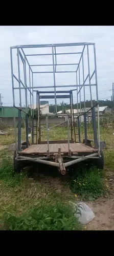 Reboque para dois cavalos