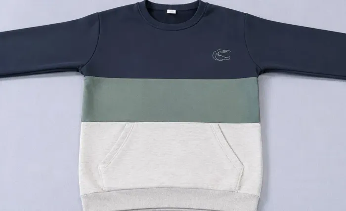 Este moletom infantil estilo tricolor apresenta um design moderno