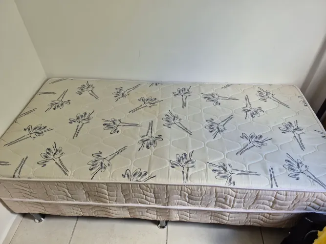 Vendo cama box solteiro conjugada. 200 reais