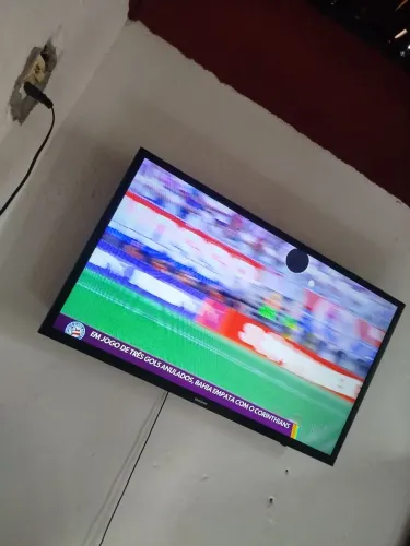Vendo essa tv smart Samsung está com essa bolinha na tela mais não interfere em nada