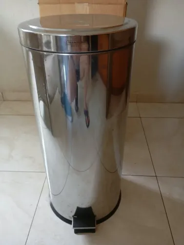 Lixeira inox Tramontina.