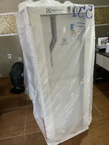 Vendo Refrigerador 1 porta degelo manual 240L.