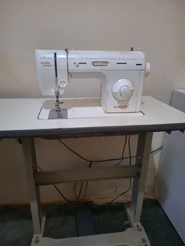Máquina de costura singer facilita premium