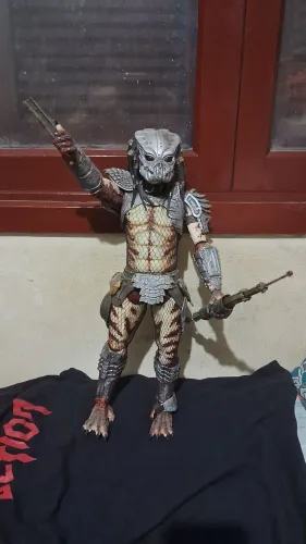 Guardian Predator" da NECA baseado no filme Predador 2: A Caçada Continua. 50cm