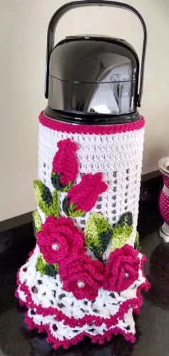 Capa em crochê com rosas para garrafa térmica com capacidade de 1,8 litros tamanho média 