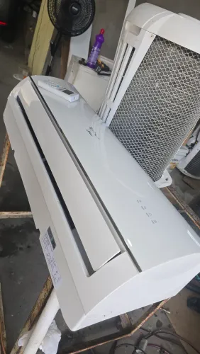Midea 12k seminova limpa, com gas controle