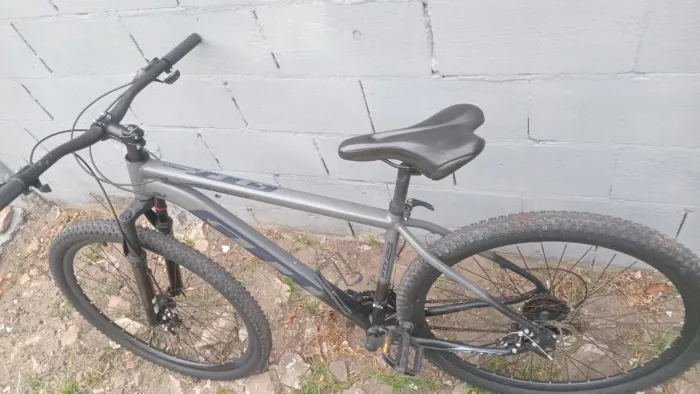 Vendo uma bicicleta 