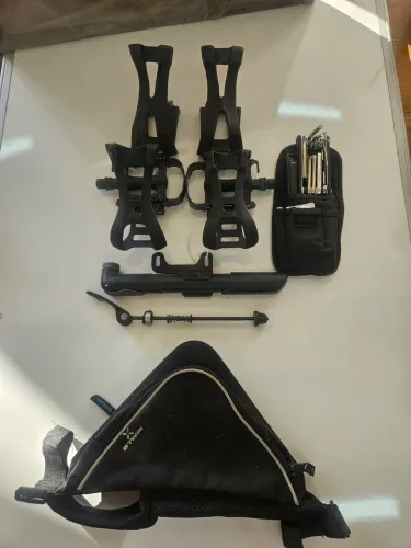 Kit Ciclismo: Bolsa + Mini Bomba + Pedais + Ferramentas