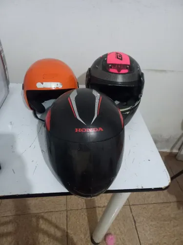3 CAPACETES POR . R$ 120,00
