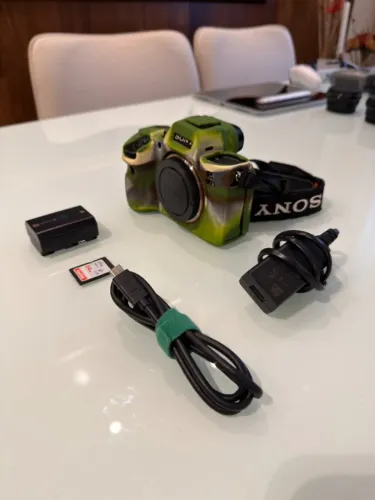 Sony a7 III Corpo + SD 64GB + Capa (9k Cliques)