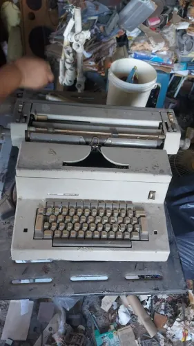 MÁQUINA DE ESCREVER ELÉTRICA