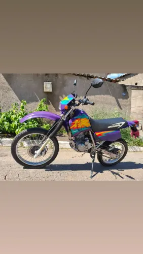 Vende-se XR 200 roxa