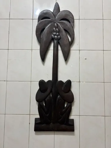 Escultura em madeira maciça