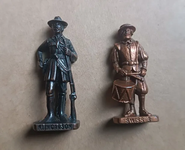 Kinder Ovo Dupla Soldados de Metal