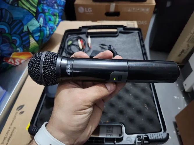 Microfone Shure PG58 com base