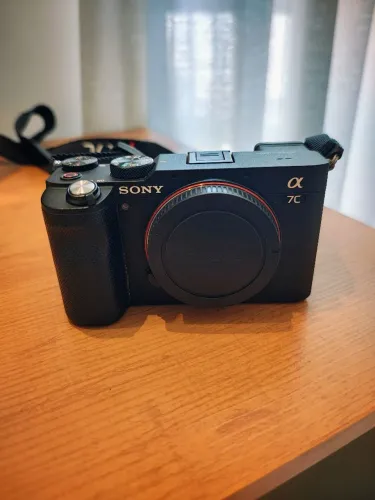 Câmera Sony A7C Preta + Lente 35mm 1.8 Viltrox