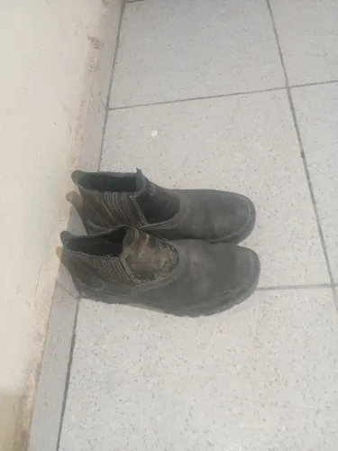 Vende-se bota pra trabalho