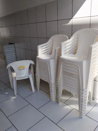 Cadeiras plásticas com braço