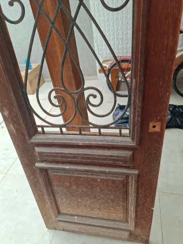 Porta de Madeira Maciça com Grade de Ferro 210x80