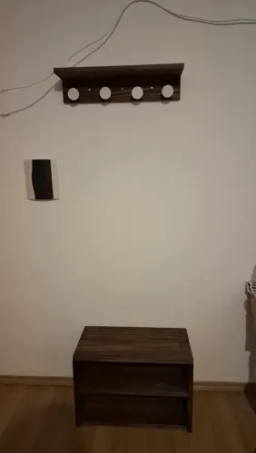 Cabideiro com prateleira e banco sapateira