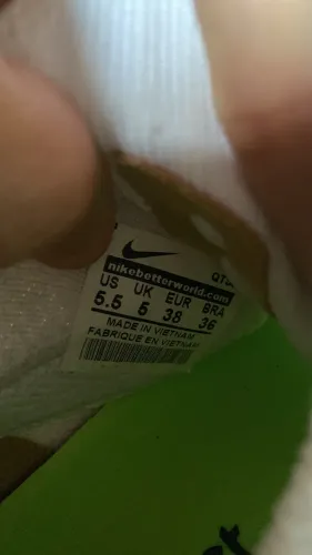 O tênis pra treinar ele é 36 / mais o tamanho cabe 37/38