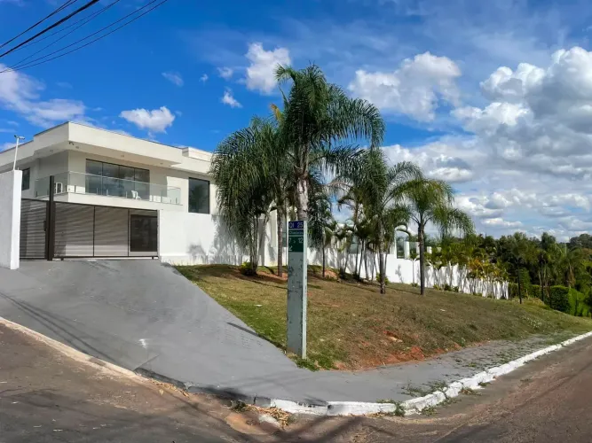 Sobrado para venda tem 1400 metros quadrados com 5 quartos