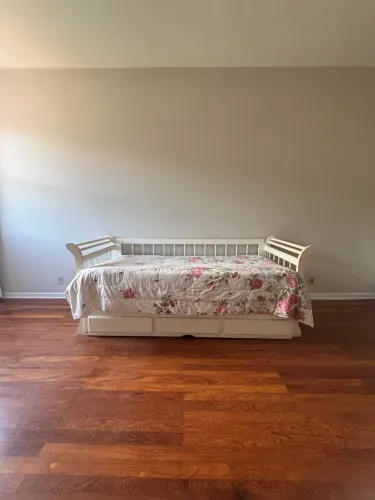 SOFÁ-BICAMA EM MADEIRA MACIÇA COM GAVETAS