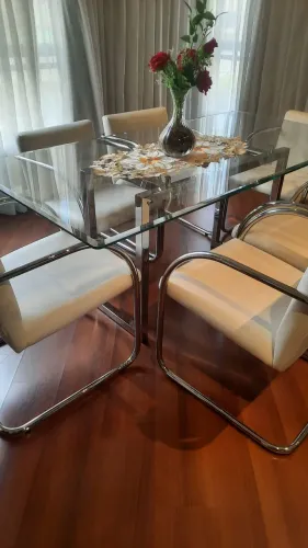Vendo mesa de vidro 1 80m X 0,90 com 6 cadeiras tipo poltronas, 