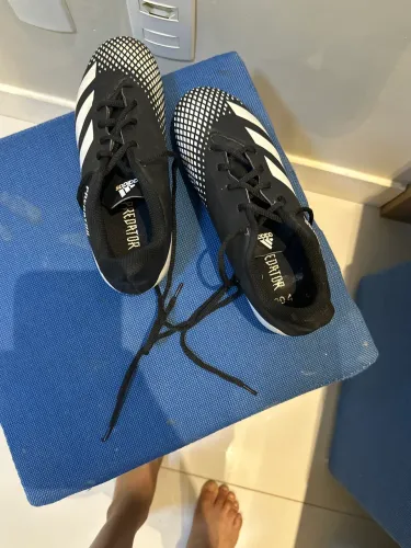 Chuteira adidas