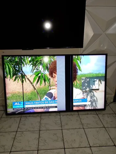 Tv Samsung 49 polegadas com controle obs a tv está com uma lista no meio
