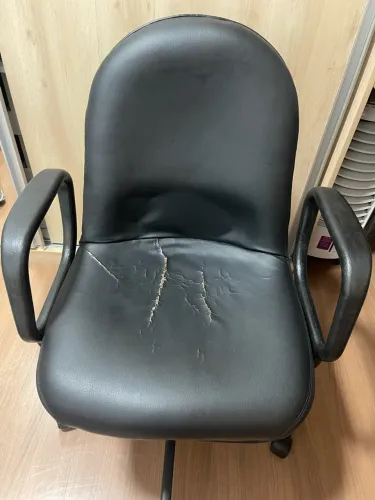 Cadeira Giroflex de rodinha com ajuste de altura