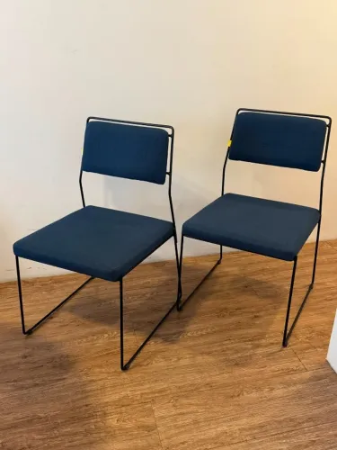 4 Cadeiras Estofadas Base Em Aço MUMA