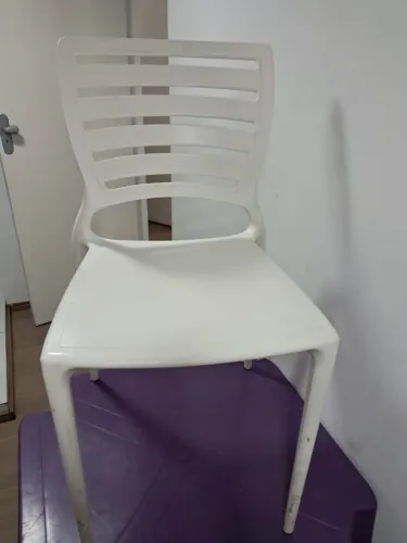 Conjunto com 4 cadeiras em plastico reforçado cor branca